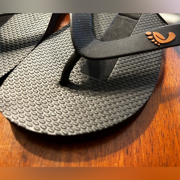 👣 NWOT Coachella Grounding Black Flip Flops - Picture 2 of 9
